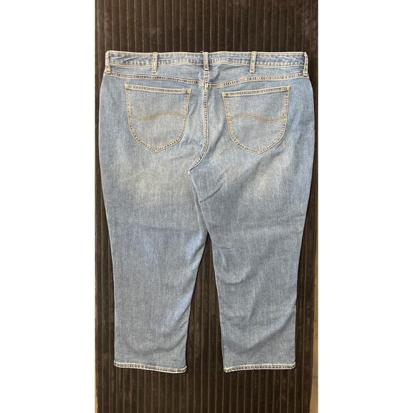 Lee Riders Women’s Capri Jeans 22M Mid-Rise Stretch Medium Wash 23” Inseam - Picture 2 of 3